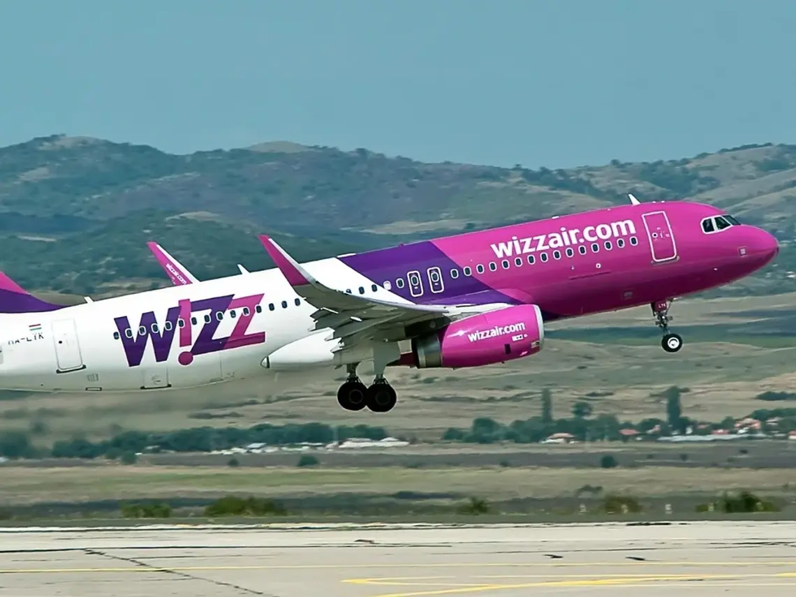 Zima bez szarugi? Wizz Air właśnie dodał nowe loty z Gdańska na Teneryfę Samolot Wizz Air podczas startu z lotniska