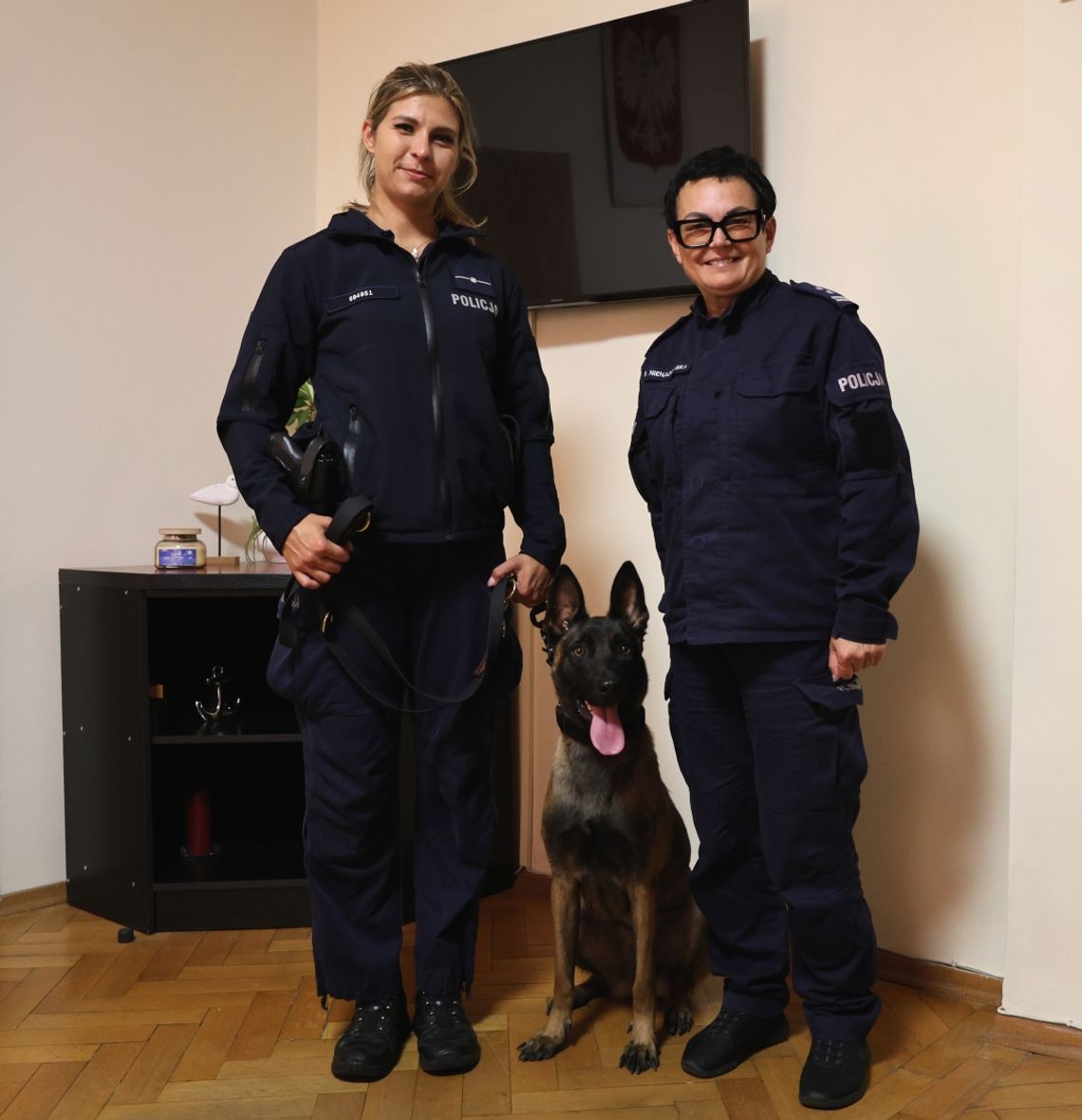 Zimi dołączyła do gdyńskiej policji. Nowy pies służbowy rozpoczyna pracę Zimi z policjantkami