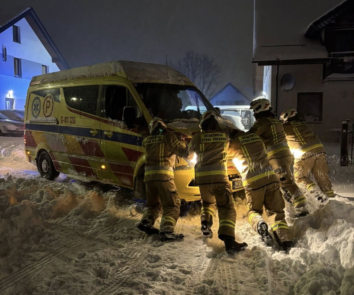 Zimowy armagedon na drogach Pomorza! Problemy na lotnisku, karetka z pacjentem w zaspie, odwołane lekcje w szkołach Chwaszczyno karetka pogotowia utknęła w zaspie