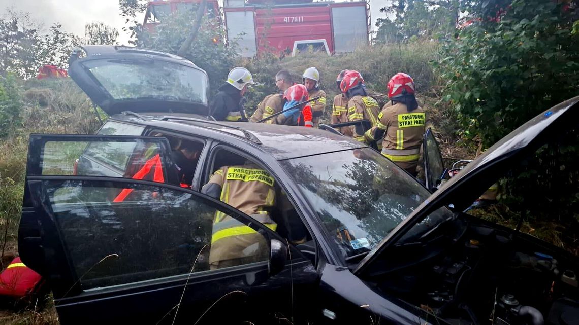 Groźny wypadek na Kaszubach! Wypadła z drogi i zjechała z nasypu, ranny pasażer wypadek Męcikał
