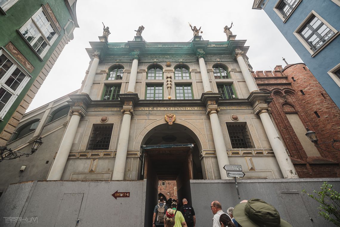Złota Brama nadal straszy ogrodzeniem. Brak wykonawcy opóźnia remont zabytku