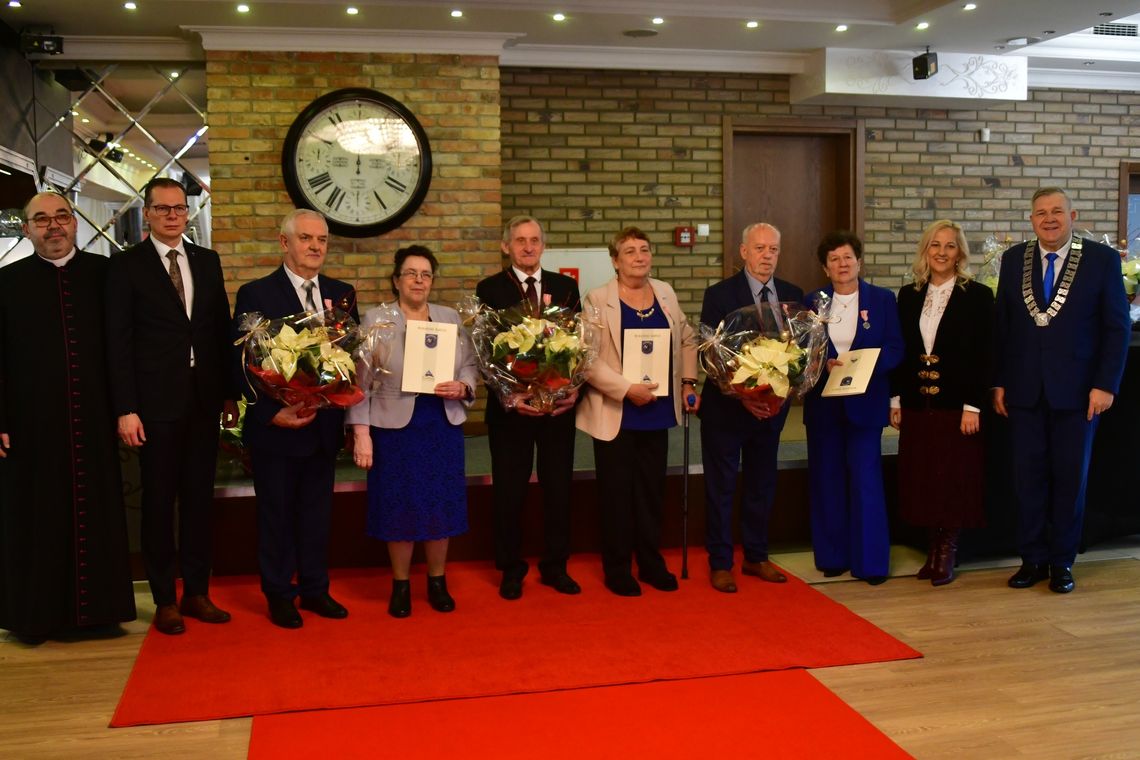 Złote Gody w Kartuzach. Prezydenckie medale dotarły... z rocznym opóźnieniem Złote Gody w Kartuzach. Prezydenckie medale dotarły... z rocznym opóźnieniem