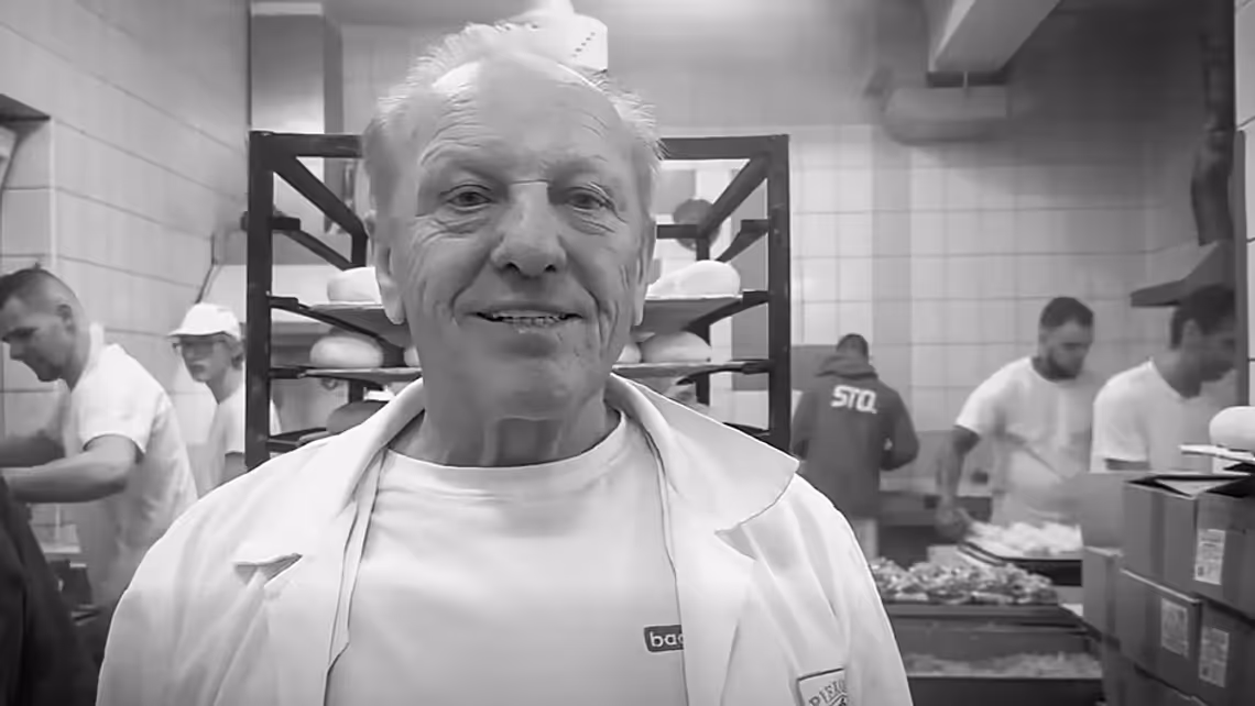 Eugeniusz Lipiński w piekarni podczas wyrobu wypieków