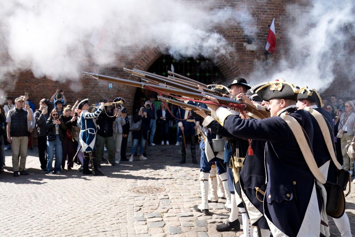 Zmiana warty i przysięga wierności mieszczan pod Dworem Artusa w Gdańsku