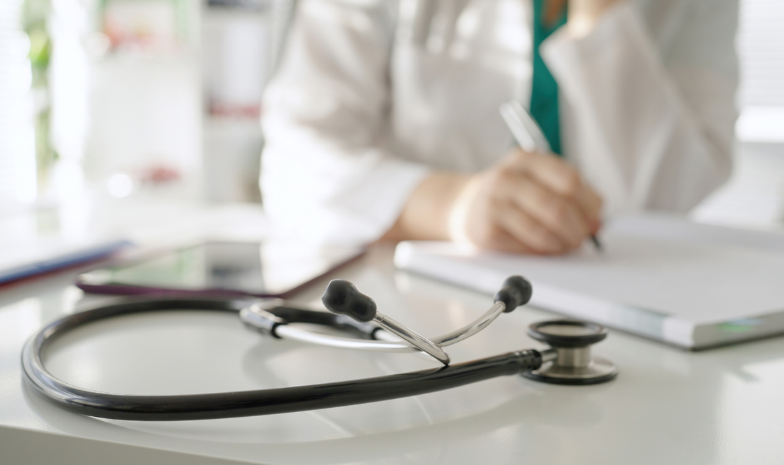 Wyjazd na L4 a zasiłek chorobowy. Od kwietnia zmieniają się przepisy