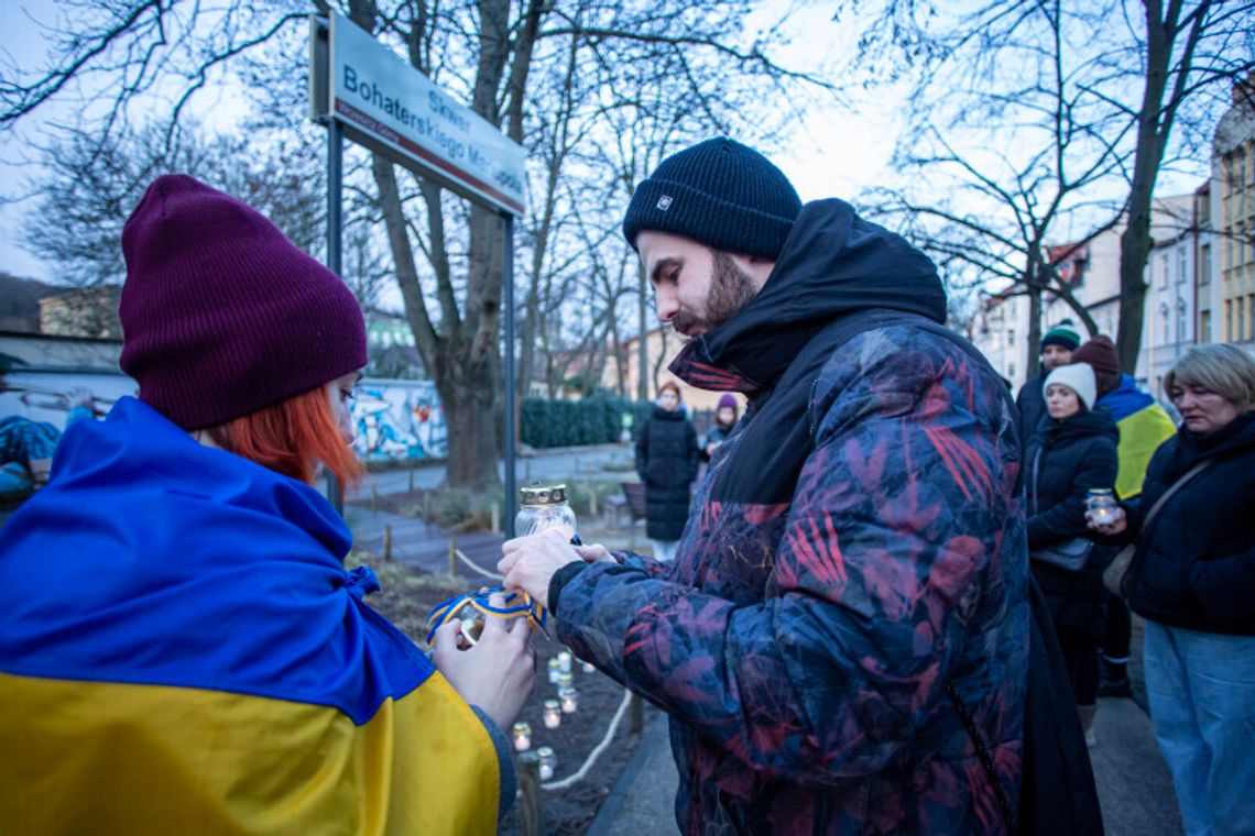 Znicze na Skwerze Bohaterskiego Mariupola w rocznicę agresji Rosji