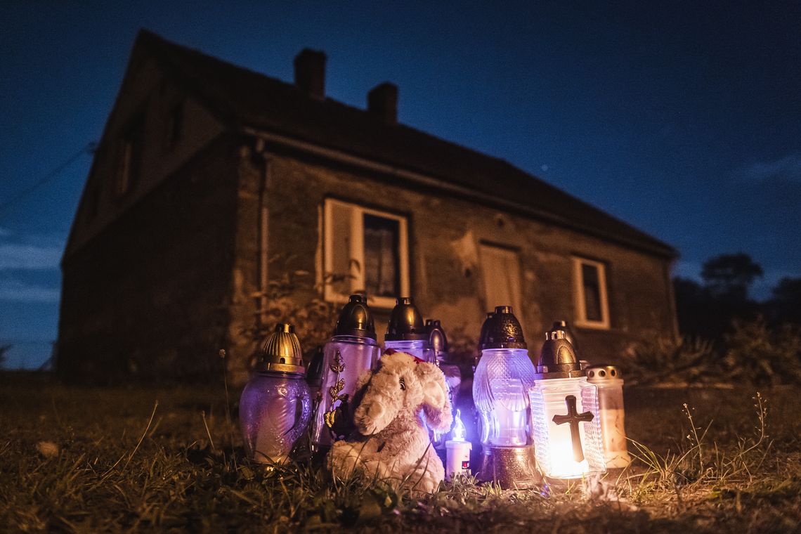 Znicze pod domem w Czernikach. Wieś czeka na pogrzeb noworodków