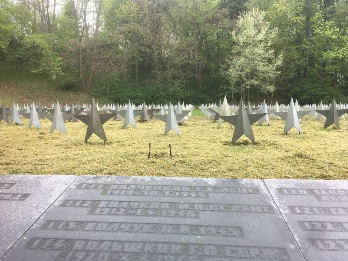 Zniszczone gwiazdy na mogiłach. Cmentarz Żołnierzy Radzieckich w Gdańsku znieważony
