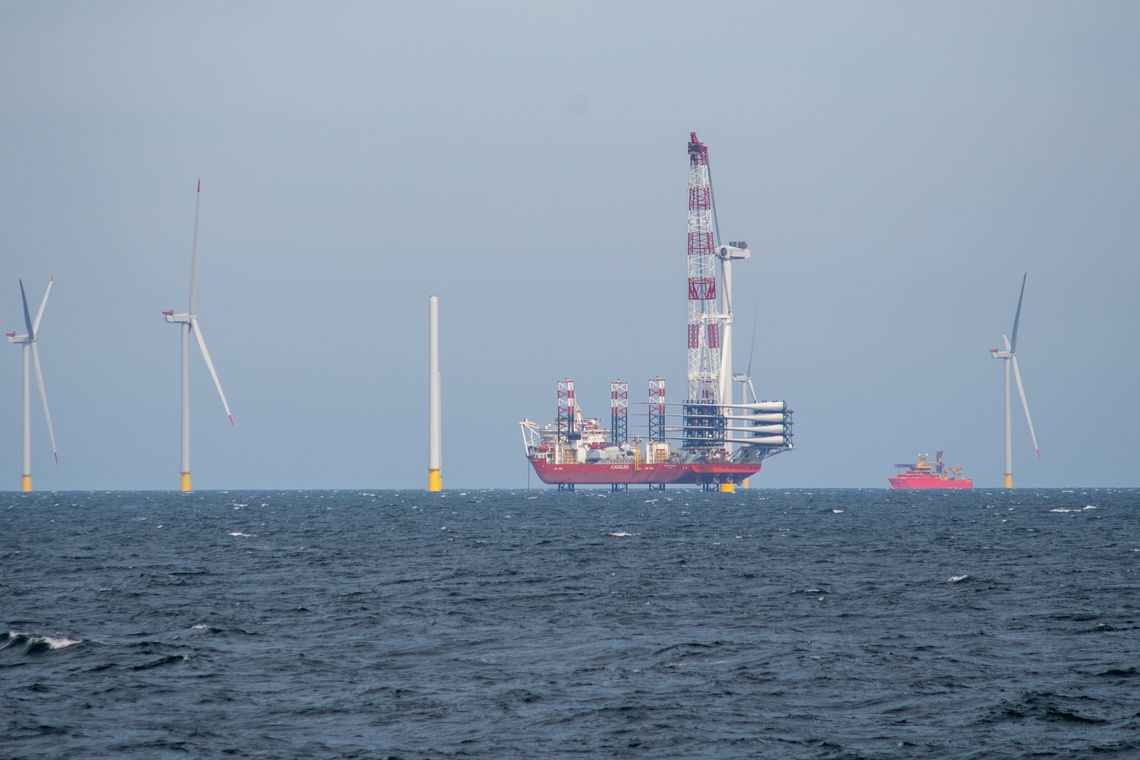 Na Bałtyku stoi już 68 z 76 turbin. Zobacz, jak powstaje Baltic Power [ZDJĘCIA I FILM]