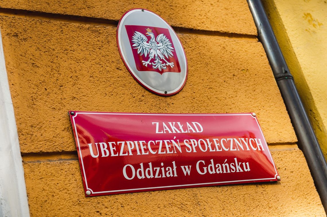 ZUS ostrzega przed oszustami! Fałszywi pracownicy, e-maile i SMS-y, które wyłudzają dane