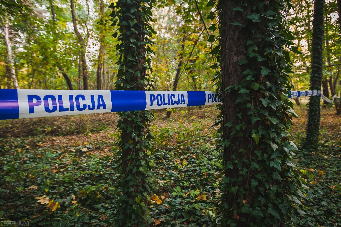 Zwłoki mężczyzny zakopane w parku w Słupsku. Poćwiartowane i schowane do walizki