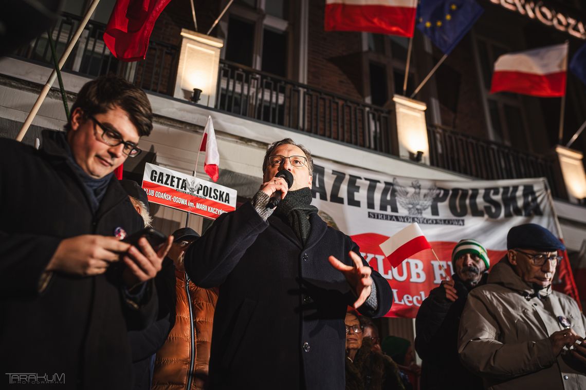 „Zwyciężymy!”. PiS protestowało pod gdańskim oddziałem PKW