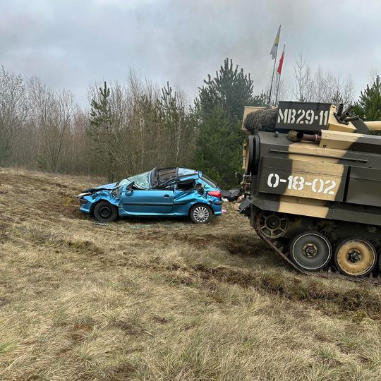 czołg rozjeżdząjący samochód w Skarszewach