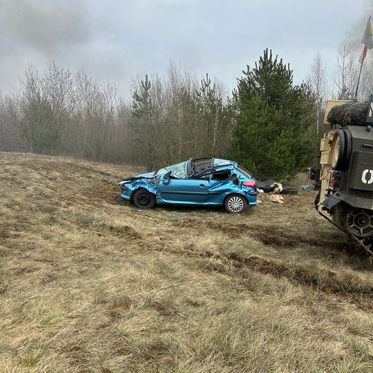 czołg rozjeżdząjący samochód w Skarszewach