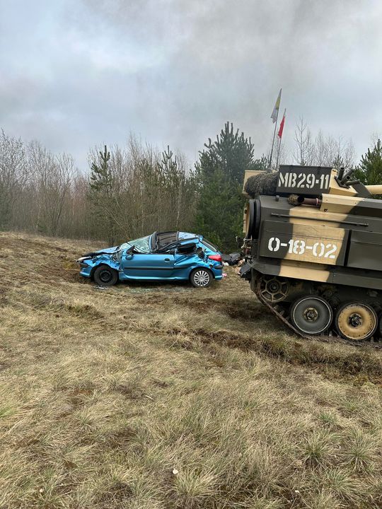 czołg rozjeżdząjący samochód w Skarszewach