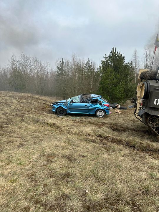 czołg rozjeżdząjący samochód w Skarszewach