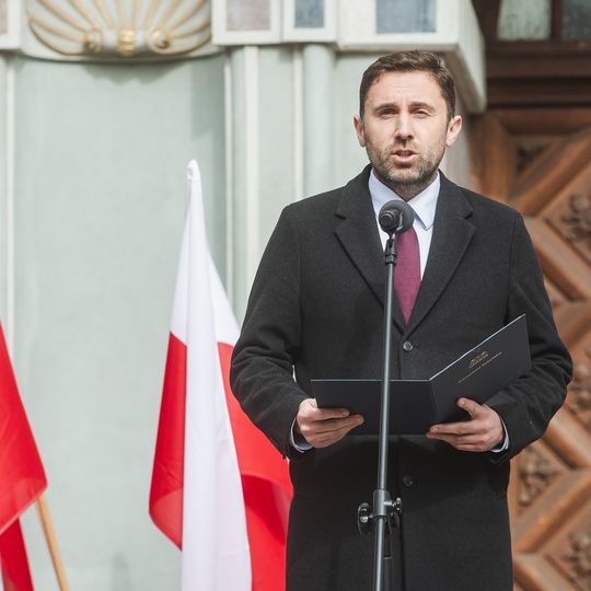 Flaga, musztra i przemarsz Marynarki Wojennej na 79. rocznicę powrotu Gdańska do Polski