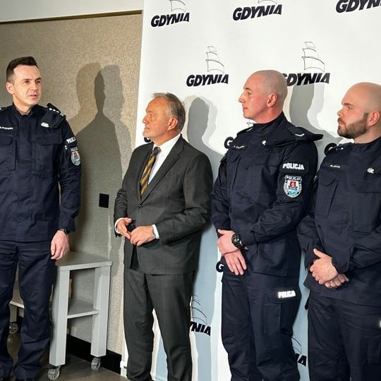 prezydent Gdyni podziękował policjantom ze Śródmieścia za bohaterski czyn