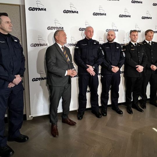 prezydent Gdyni podziękował policjantom ze Śródmieścia za bohaterski czyn