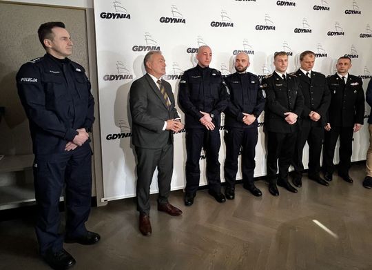 prezydent Gdyni podziękował policjantom ze Śródmieścia za bohaterski czyn