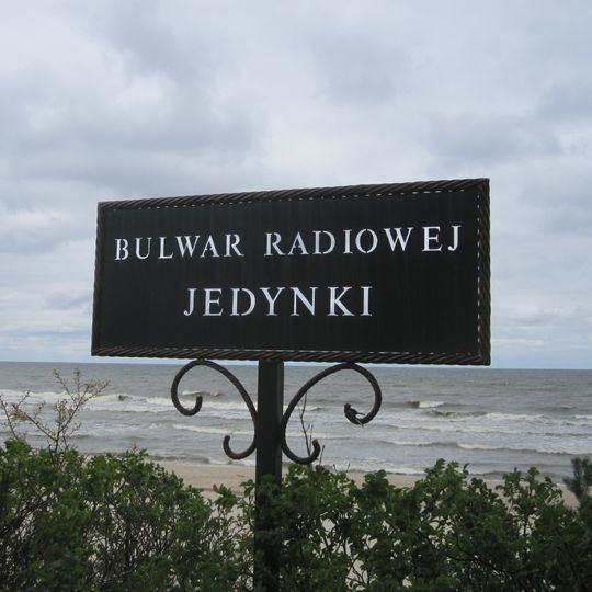 Bulwar Radiowej Jedynki, Stegna