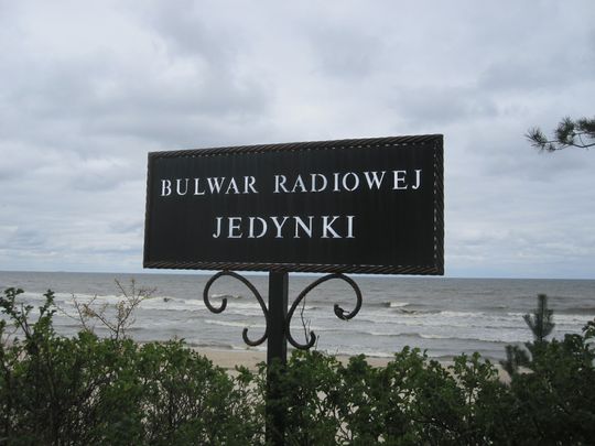 Bulwar Radiowej Jedynki, Stegna