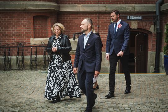 Jolanta Banach, Jędrzej Włodarczy, Piotr Grzelak, konferencja Wszystko dla Gdańska, Gdańsk 2024