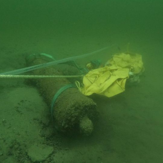 podniesienie jednego z dział, widok spod wody