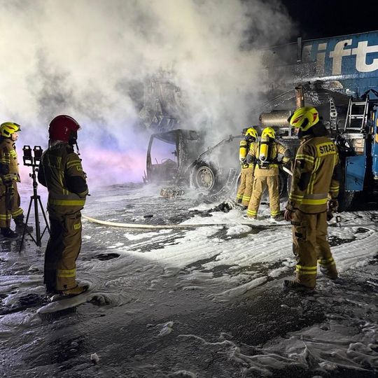 Nocny pożar dźwigu na A1