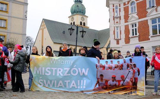 człuchowscy reprezentanci Polski juniorów w smoczych łodziach, przywitanie, Człuchów 2024ach człuchowscy reprezentanci Polski, przywitanie, Człuchów 2024