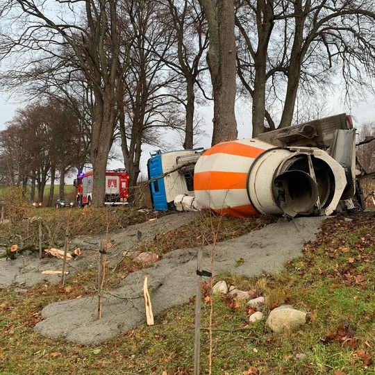 Przewrócona betoniarka w Unichowie. Beton wylał się na pobocze