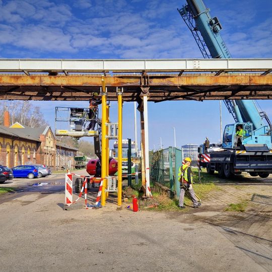 Rozbierają kładkę nad przystankiem SKM Gdańsk-Stocznia. Powstanie nowa