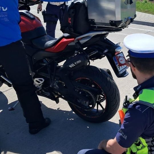 Słupsk: Policja kontroluje kąt odchylenia tablic w motocyklach