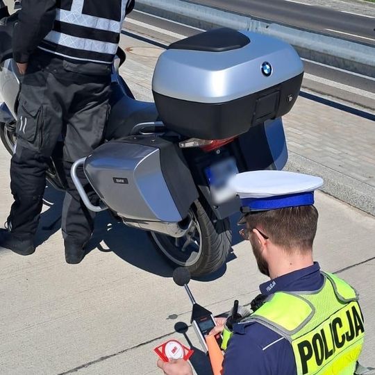 policjanci ze Słupska używają kątomierzy kołowych do pomiaru odgięć tablic rejestracyjnych w motocyklach
