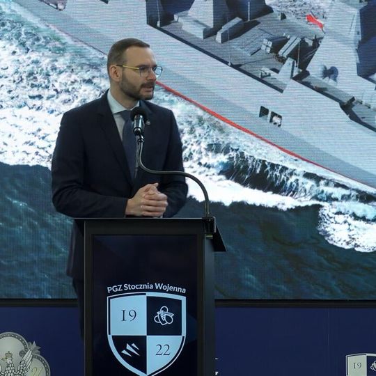 palenie blach pod budowę fregaty ORP Burza w PGZ Stoczni Wojennej