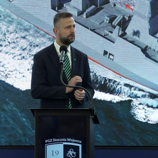 palenie blach pod budowę fregaty ORP Burza w PGZ Stoczni Wojennej