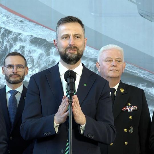 palenie blach pod budowę fregaty ORP Burza w PGZ Stoczni Wojennej