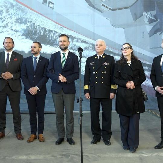 palenie blach pod budowę fregaty ORP Burza w PGZ Stoczni Wojennej