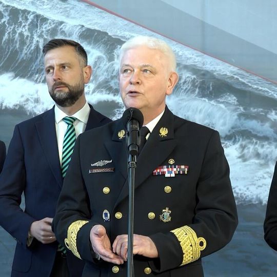 palenie blach pod budowę fregaty ORP Burza w PGZ Stoczni Wojennej