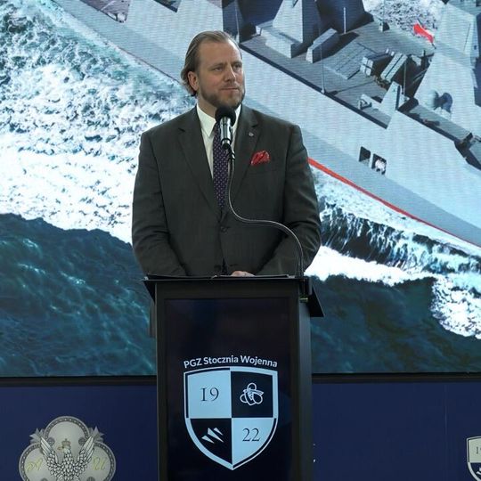 palenie blach pod budowę fregaty ORP Burza w PGZ Stoczni Wojennej