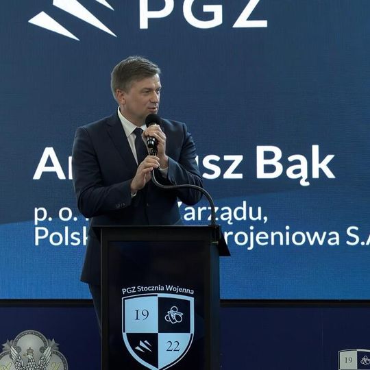 palenie blach pod budowę fregaty ORP Burza w PGZ Stoczni Wojennej