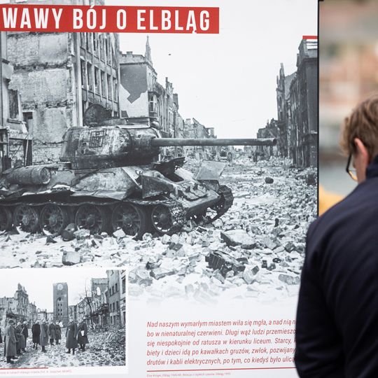 otwarcie na Targu Węglowym w Gdańsku wystawy IPN o Armii Czerwonej