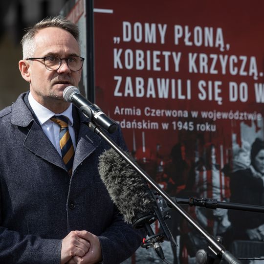 otwarcie na Targu Węglowym w Gdańsku wystawy IPN o Armii Czerwonej