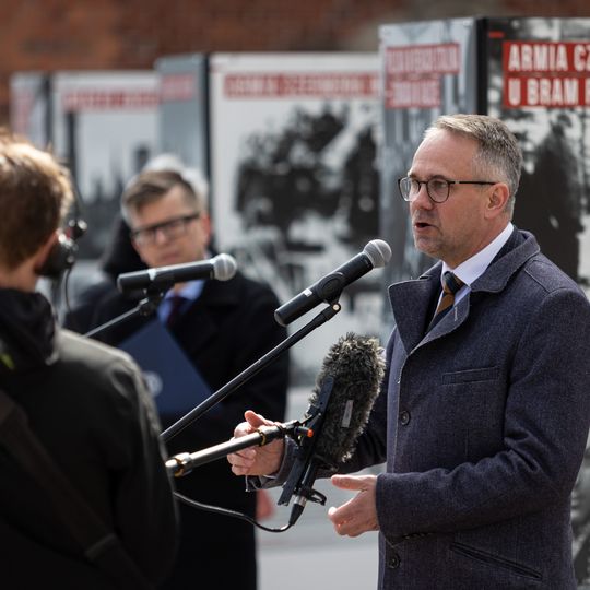 otwarcie na Targu Węglowym w Gdańsku wystawy IPN o Armii Czerwonej
