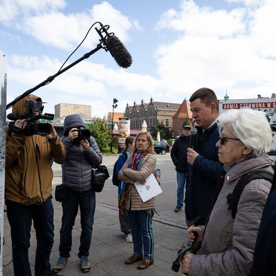 otwarcie na Targu Węglowym w Gdańsku wystawy IPN o Armii Czerwonej