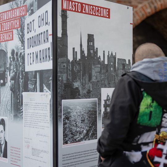 otwarcie na Targu Węglowym w Gdańsku wystawy IPN o Armii Czerwonej