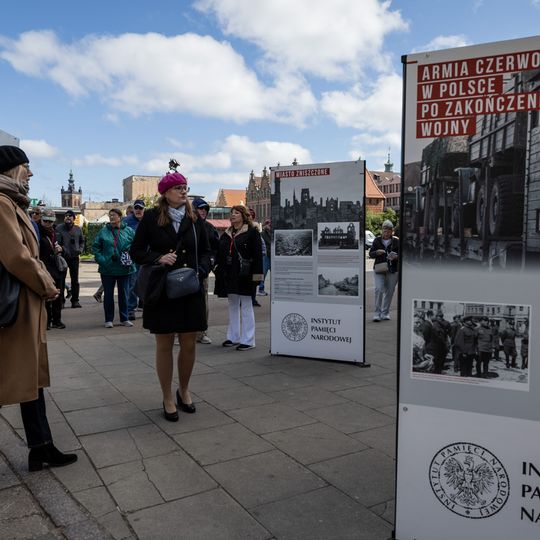 otwarcie na Targu Węglowym w Gdańsku wystawy IPN o Armii Czerwonej