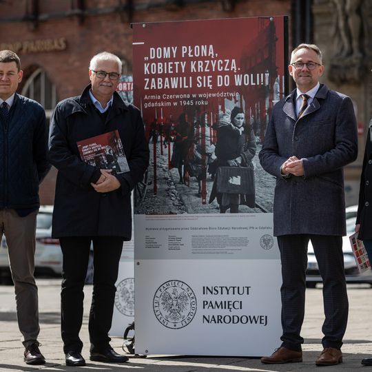 otwarcie na Targu Węglowym w Gdańsku wystawy IPN o Armii Czerwonej