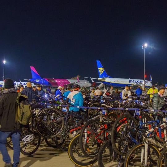 nocny duathlon 2025 na lotnisku w Gdańsku