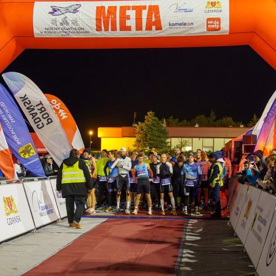 nocny duathlon 2025 na lotnisku w Gdańsku